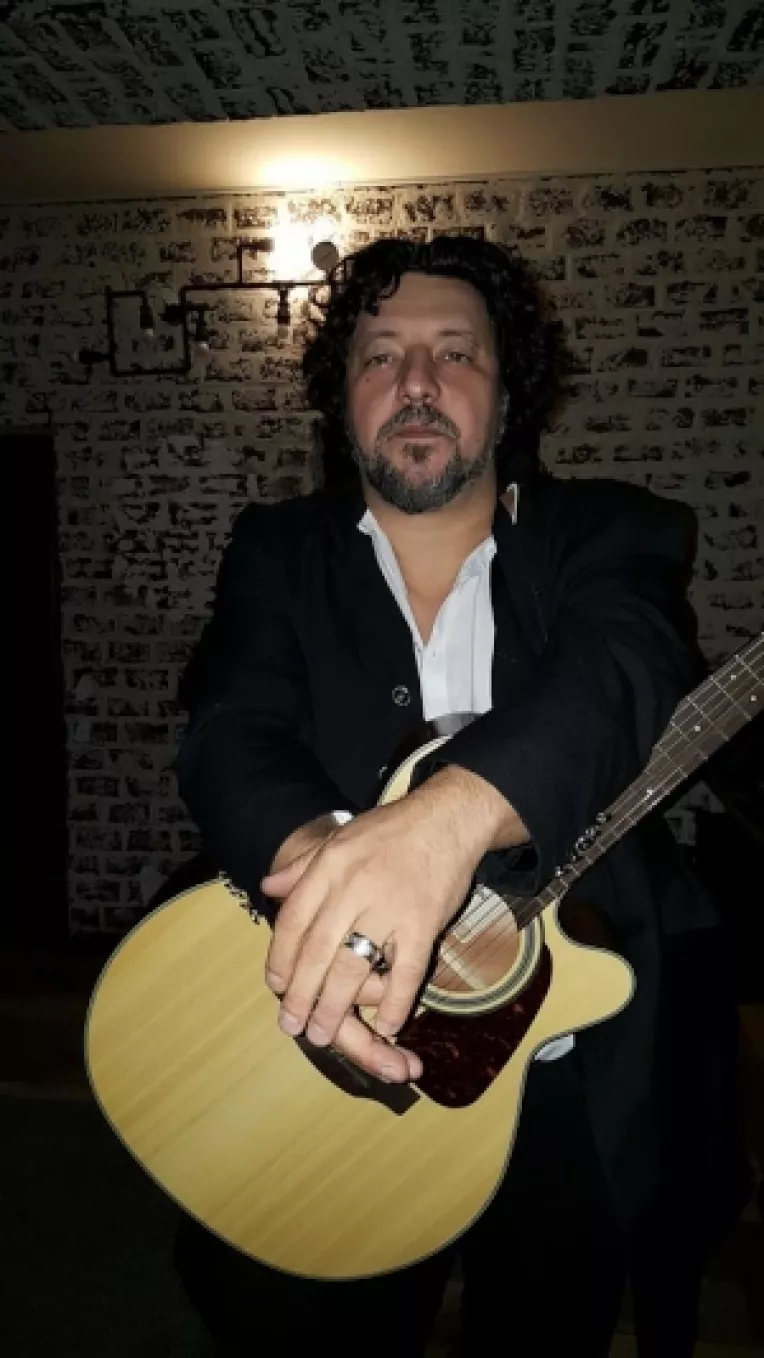 Caricaturistul Codrin Mihai Cardu imbina perfect zona tipologiei umane si a comicului cu expresia cromatica