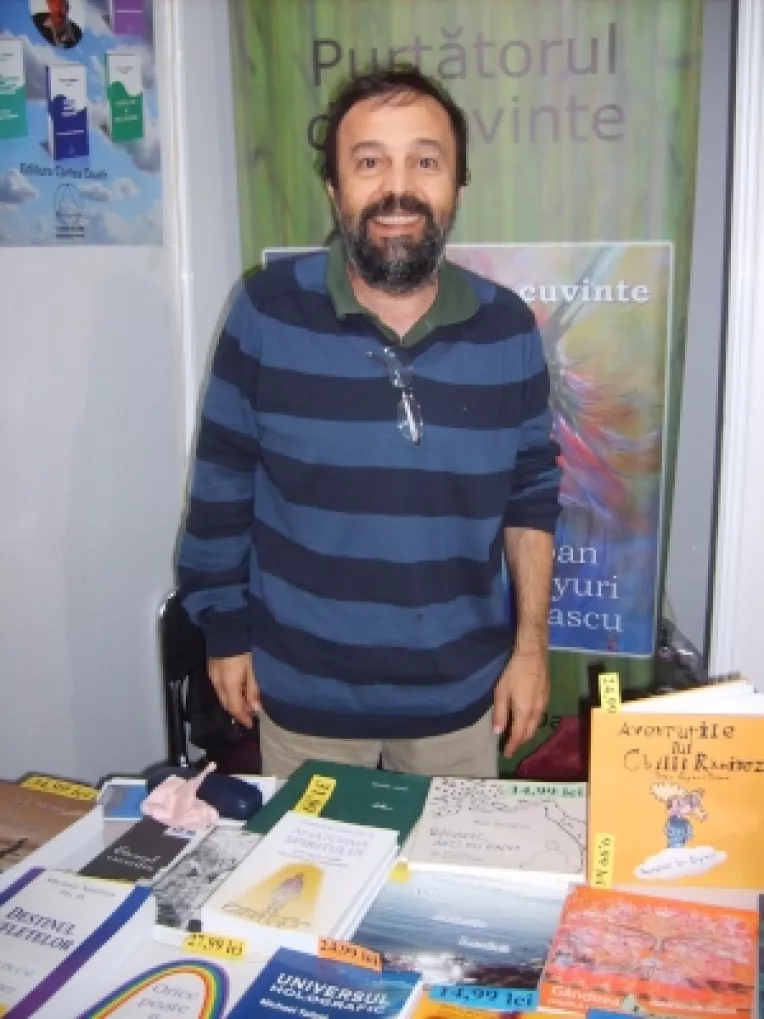 Cartea "Purtatorul de cuvinte" semnata Ioan Gyuri Pascu, la standul Editurii Cartea Daath, la Sala Dalles