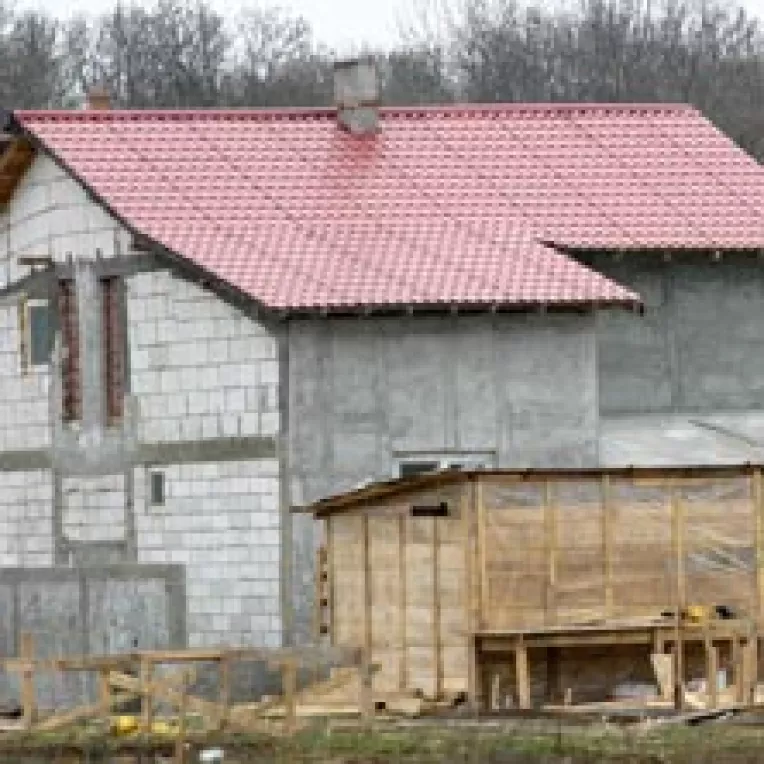 Case la curte, mai ieftine decat apartamentele