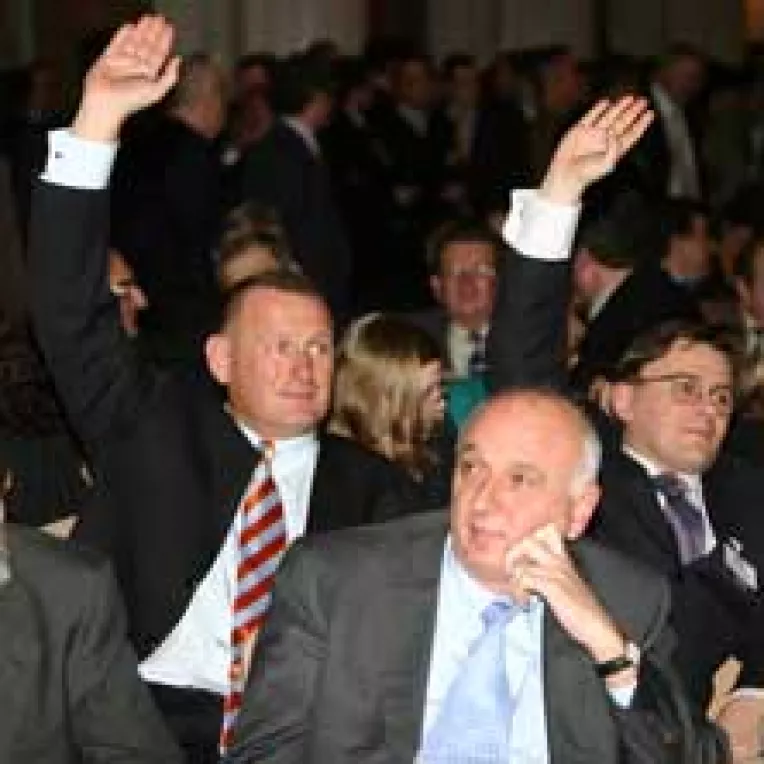 Catarama-grup vrea sa-l dea jos pe Tariceanu