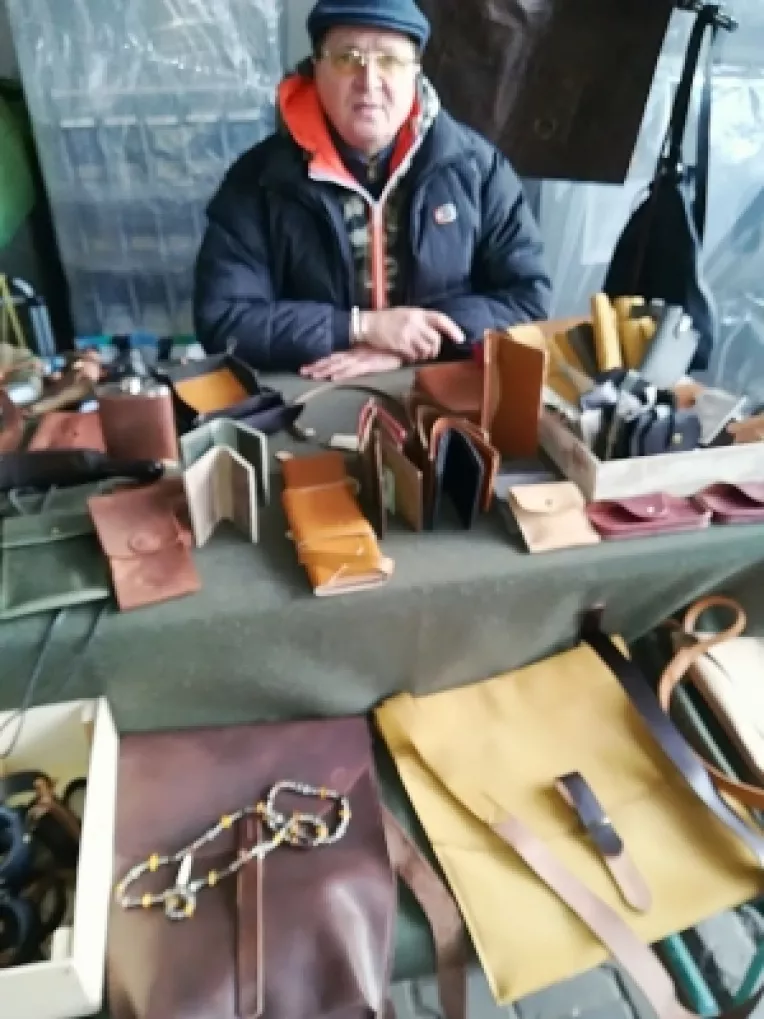 Emil Petrescu creeaza obiecte superbe din piele de vita