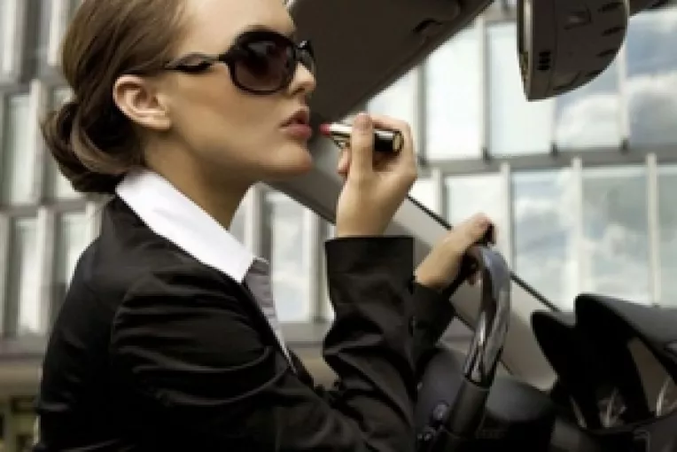 Femei superbe cu bani, casa si masina, dar fara barbat