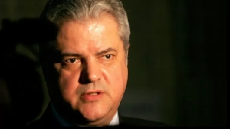 In ziua in care implineste 64 de ani, Adrian Nastase daruieste cititorilor sai o noua carte, pe care a scris-o in detentie