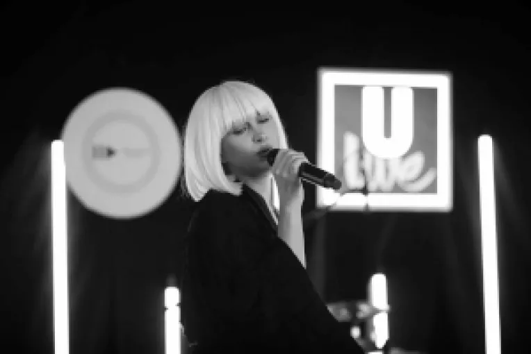 Lora lanseaza varianta Live a piesei Valul