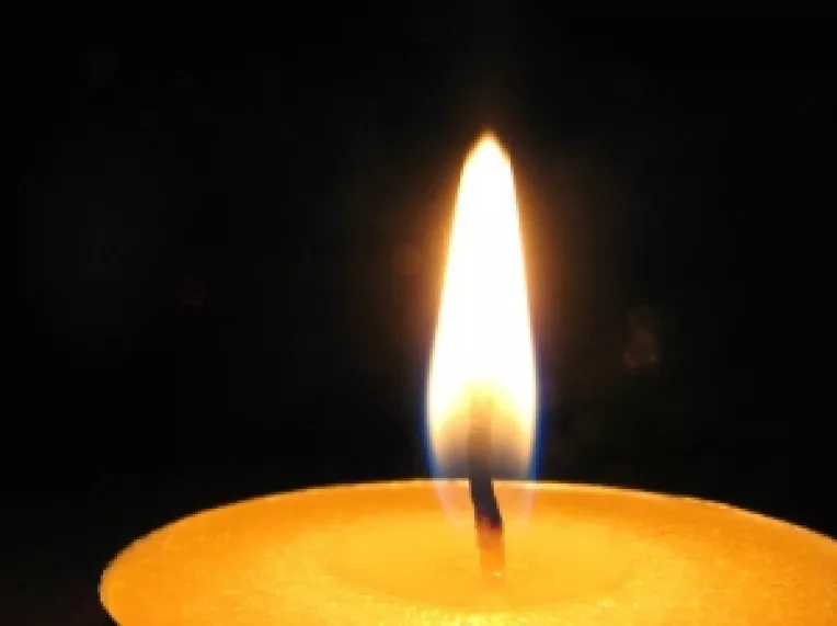 Luni: Politicienii romani au semnat in cartea de condoleante deschisa in memoria lui Lech Kaczynski