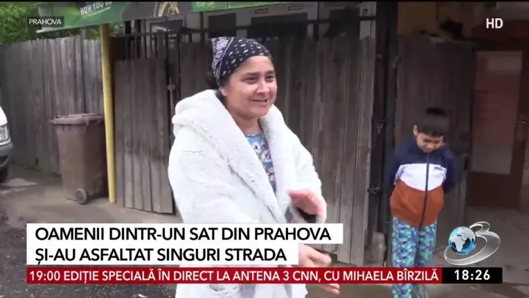 Oamenii dintr-un cartier din Ploiesti si-au asfaltat singuri strada