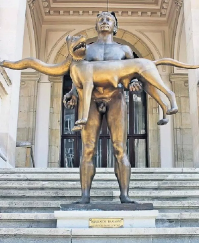 Opinii despre statuia Imparatului Traian din fata Muzeului de Istorie