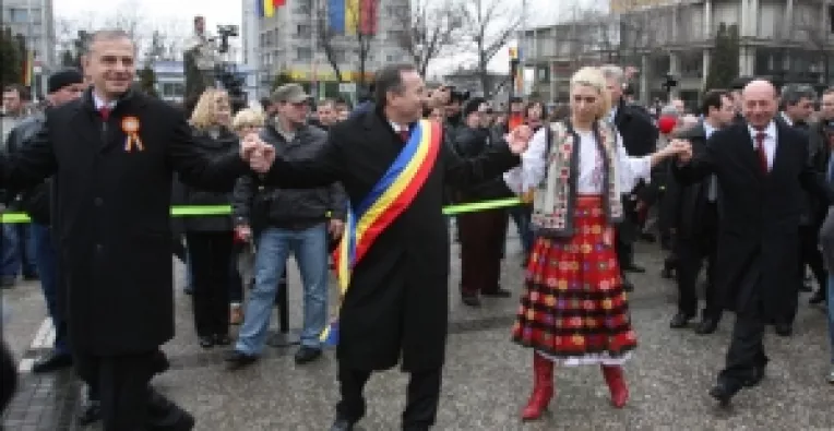 Reconciliere la Iasi: Presedintele Romaniei si presedintele Senatului, in hora Unirii