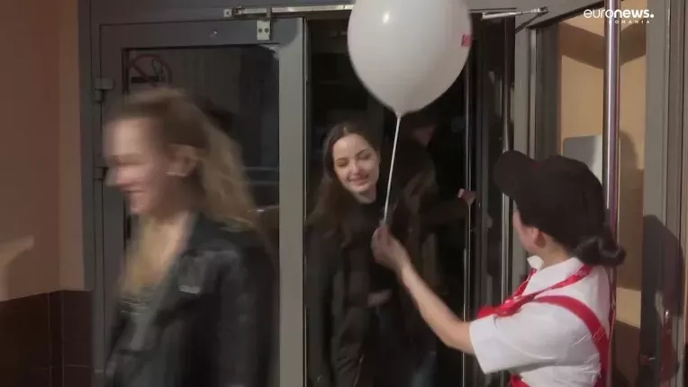 Rusii creeaza clone ale brandurilor straine. Restaurantele KFC s-au redeschis cu denumirea Rostic's