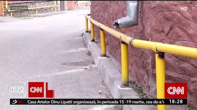 Satul in care conductele de gaz au fost montate deasupra portilor. Este bataie de joc