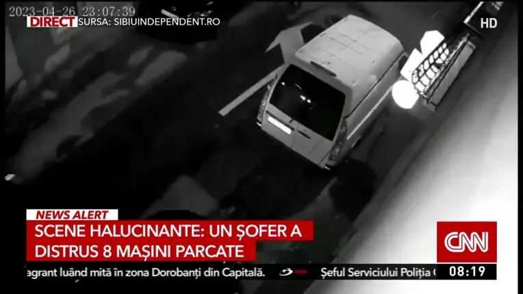 Sofer filmat cand loveste opt masini parcate pe o strada din Sibiu. Politistii incearca sa il prinda