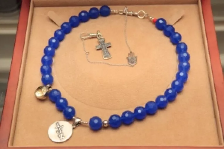 Un colier Kabbalah, cu o simbolistica aleasa, vanduta la o licitatie in scop caritabil